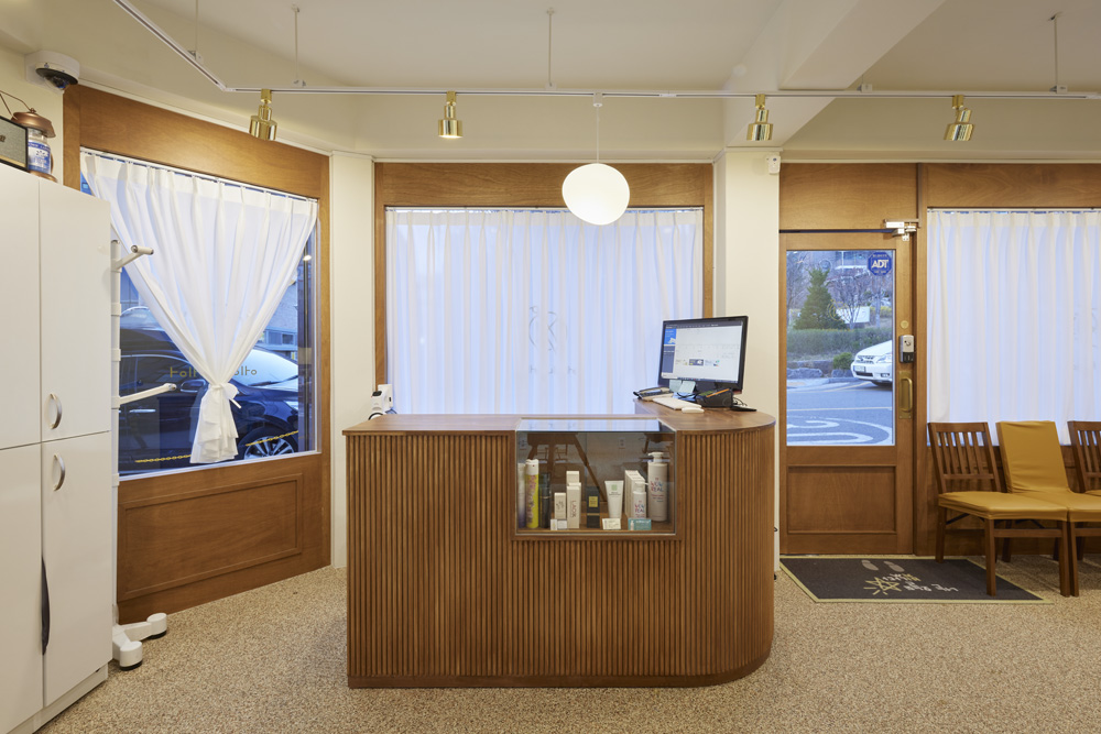 白色与木质的极简美容空间设计-9