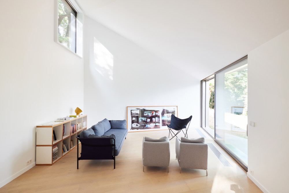 法国 V 字住宅 | 嵌入林间的自然几何空间-18