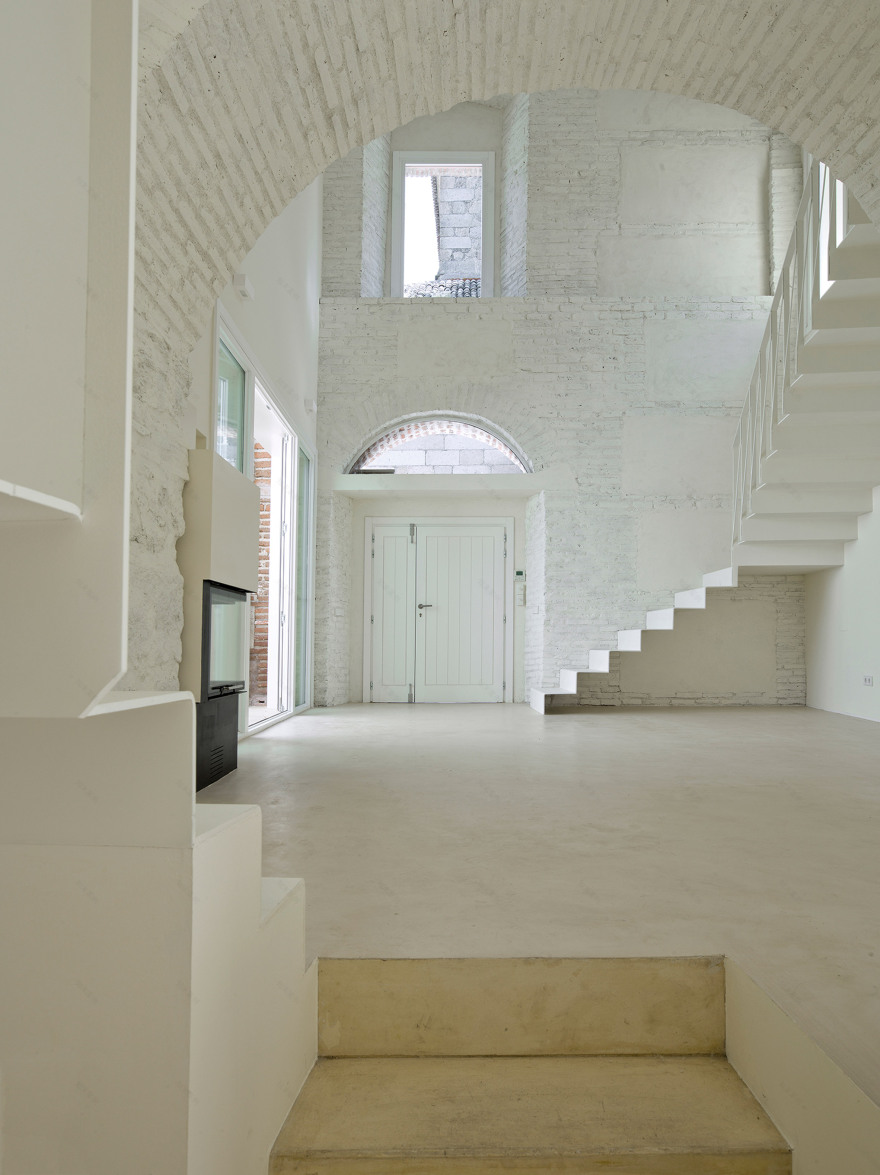 Paredes Pedrosa Arquitectos transforms ruined Spanish castle buildings-15