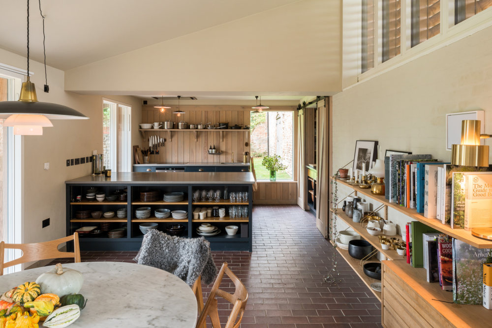 我的现代之家：景观设计师艾米丽·埃勒姆的田园诗般的诺福克谷仓改造-2
