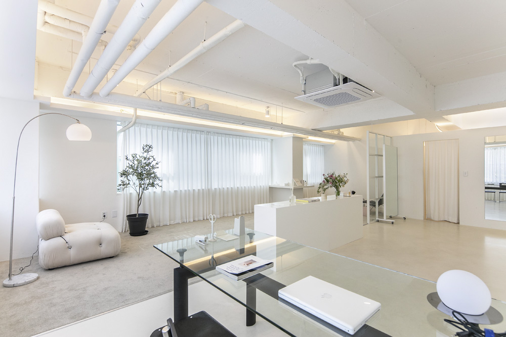 "白色与木色的高级 27 平米工作室"-4