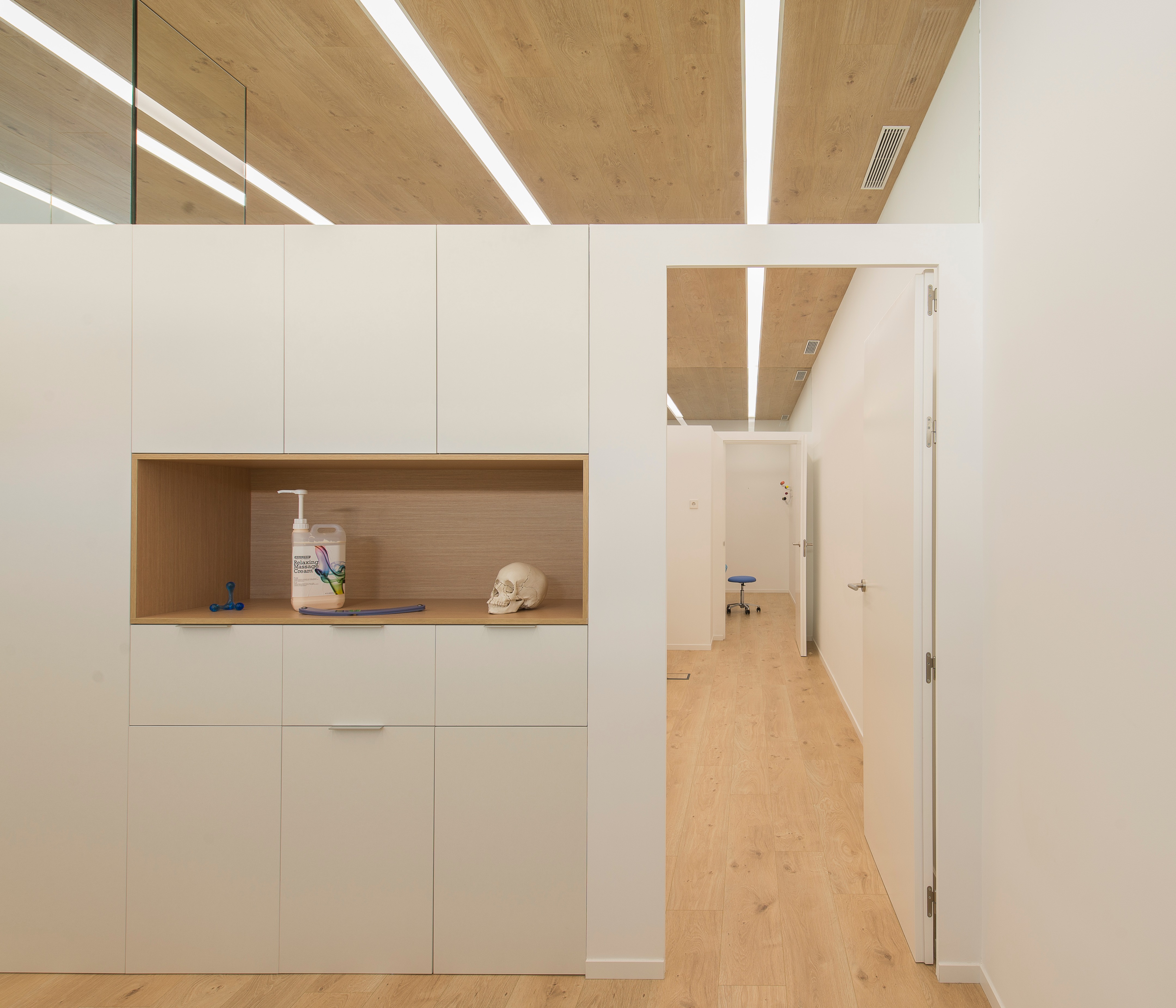 西班牙 Aitor Mira 诊所 | 自然光与木质调的舒适疗法空间-19