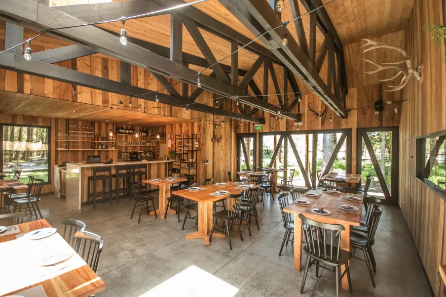 智利湖畔森林中的舒适用餐空间-36