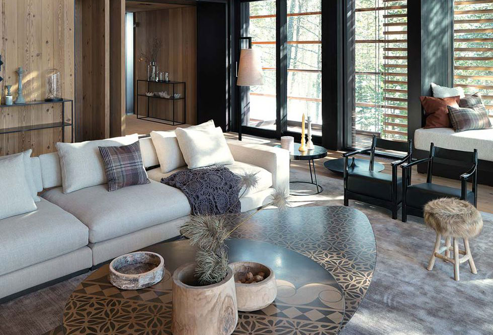 现代瑞士阿尔卑斯山滑雪坡旁小木屋-1