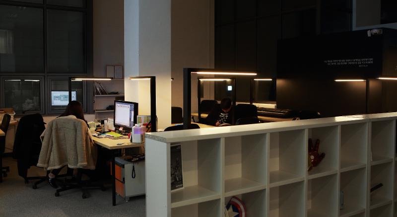 简约白诠释优雅办公空间-11