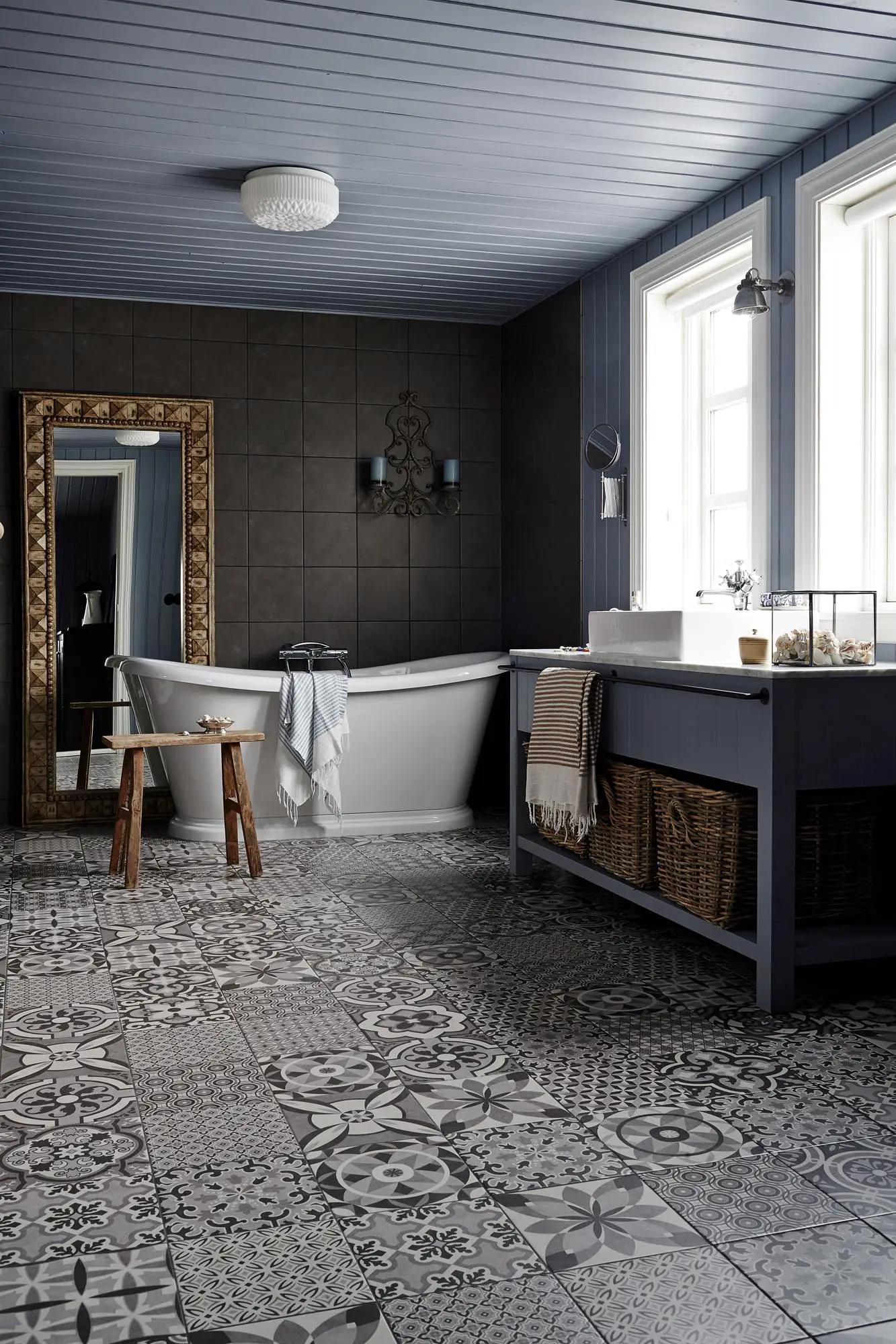 挪威现代渔夫之家，融入荒野的黑色景观-10