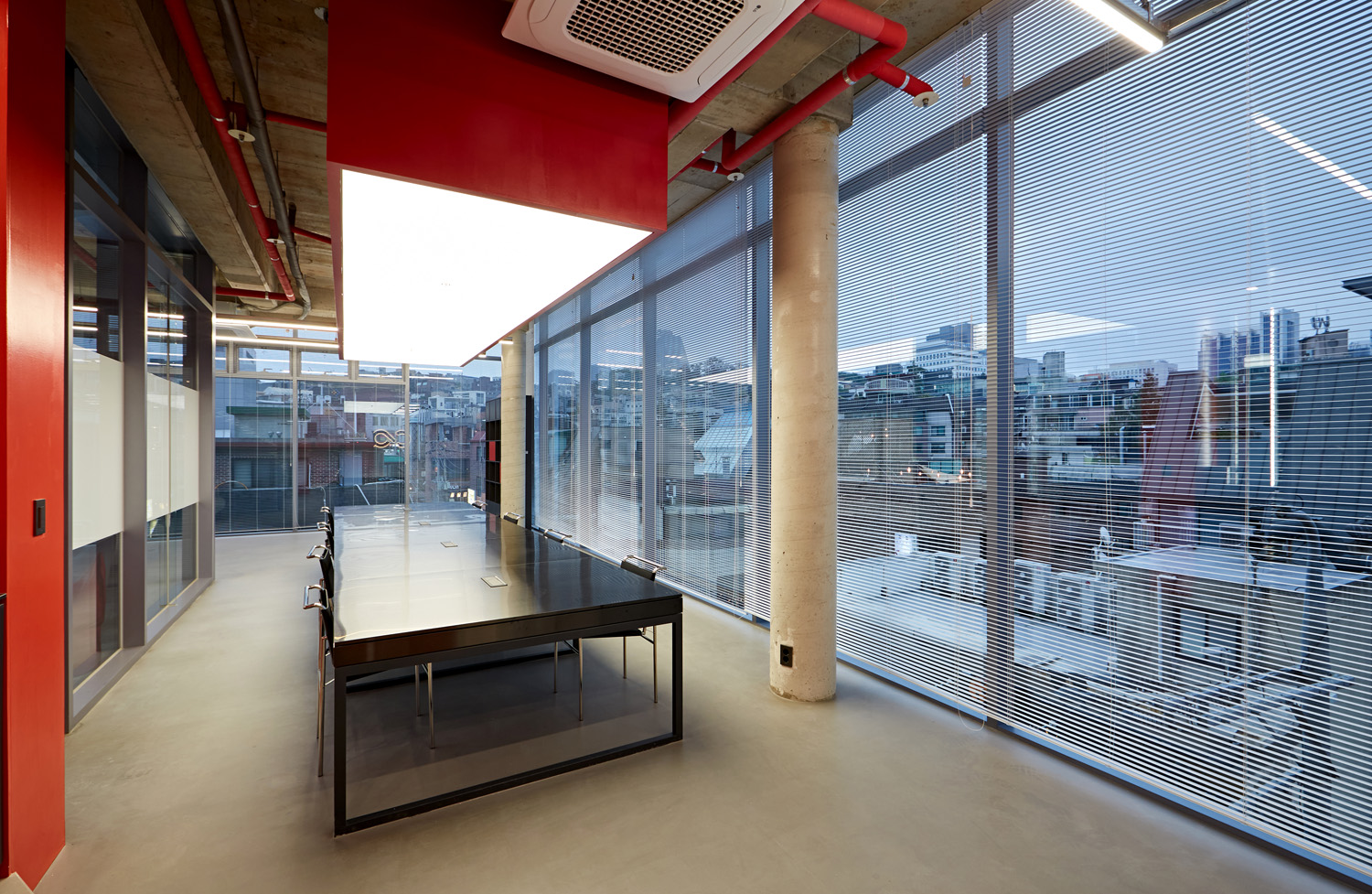 红色螺旋楼梯夺目，55 平 IT 公司办公室设计-8