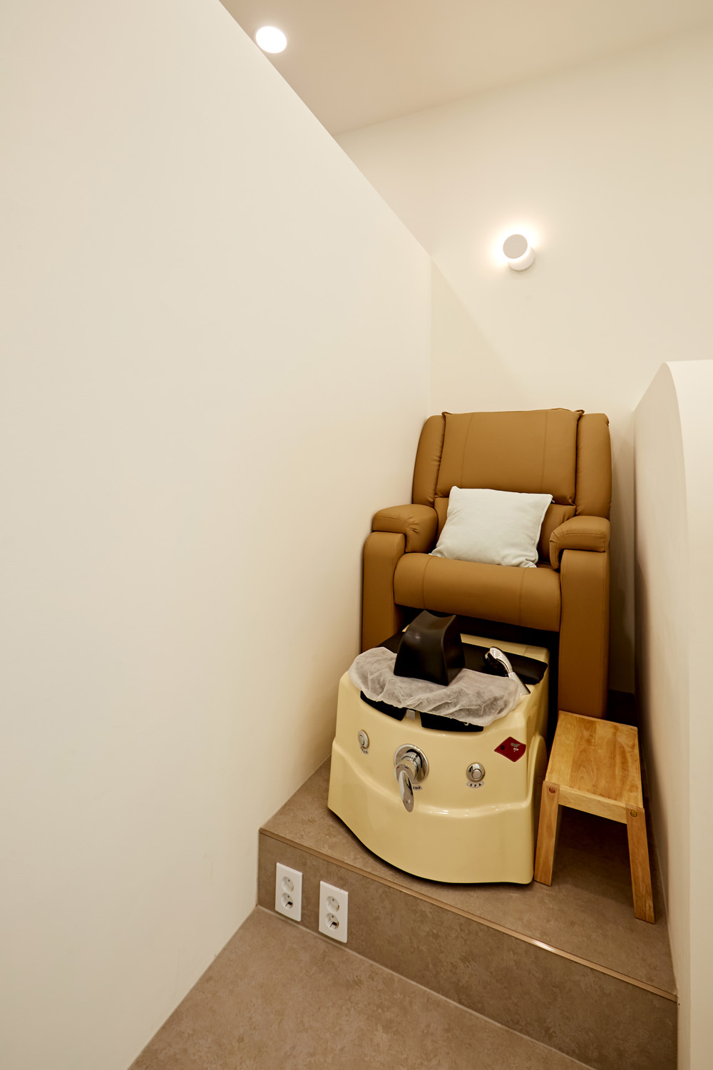 15 坪简约风格美甲店 打造温馨舒适空间-16