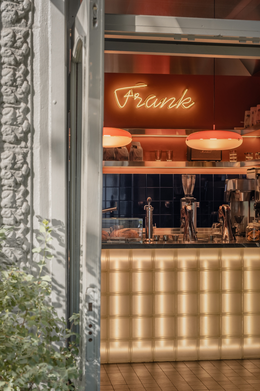 纯咖啡;原味咖啡(注:Frank 在这里可能是 纯的、原味的 意思,但不确定是否有特殊语境,如果结合特定品牌等情况可能有不同含义) 丨乌克兰基辅丨Yana Molodykh-12