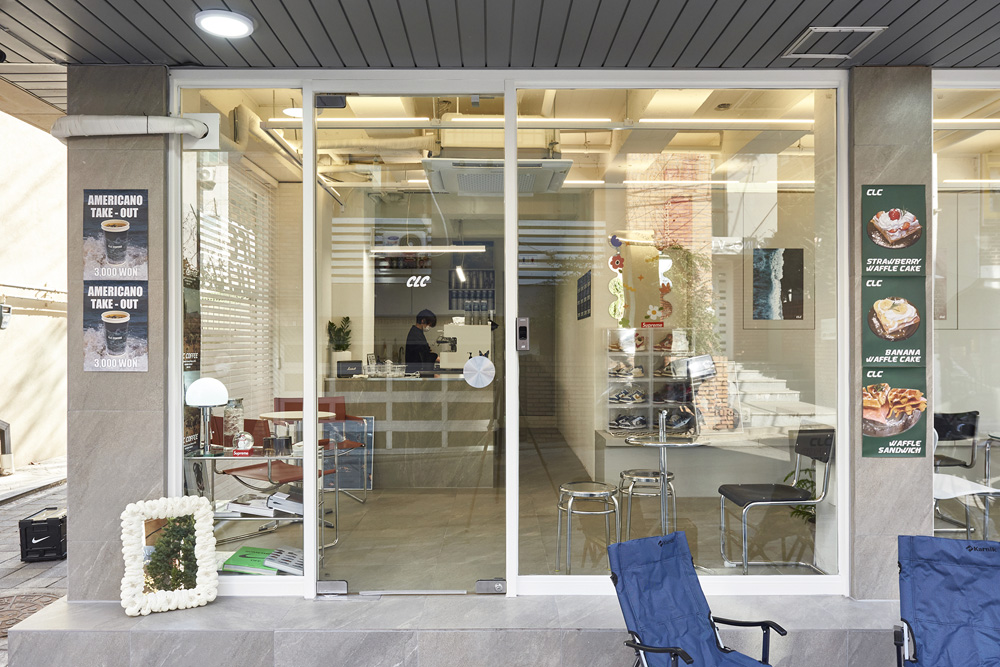 13 平卡佩特里尔的极简咖啡厅设计-3