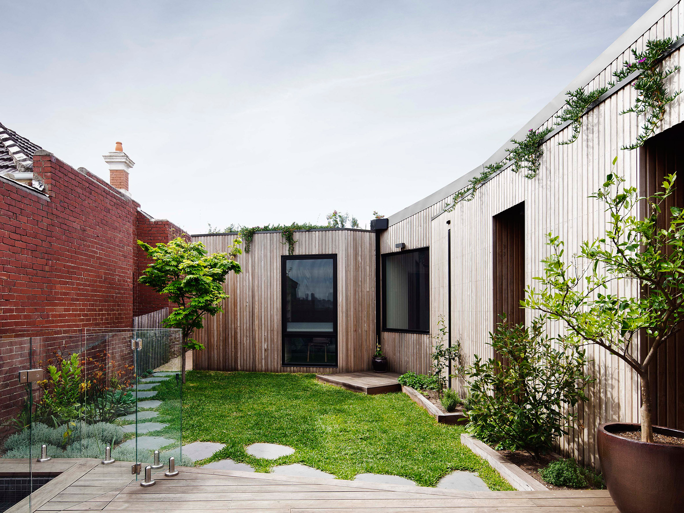 墨尔本线性庭院住宅 | “起伏锌板屋顶”营造自然美景-11