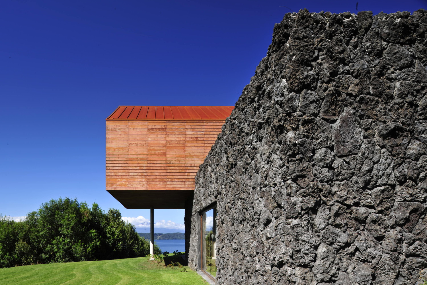 智利 Maiten 度假别墅 | 家庭共享空间与自然景观相融合-22