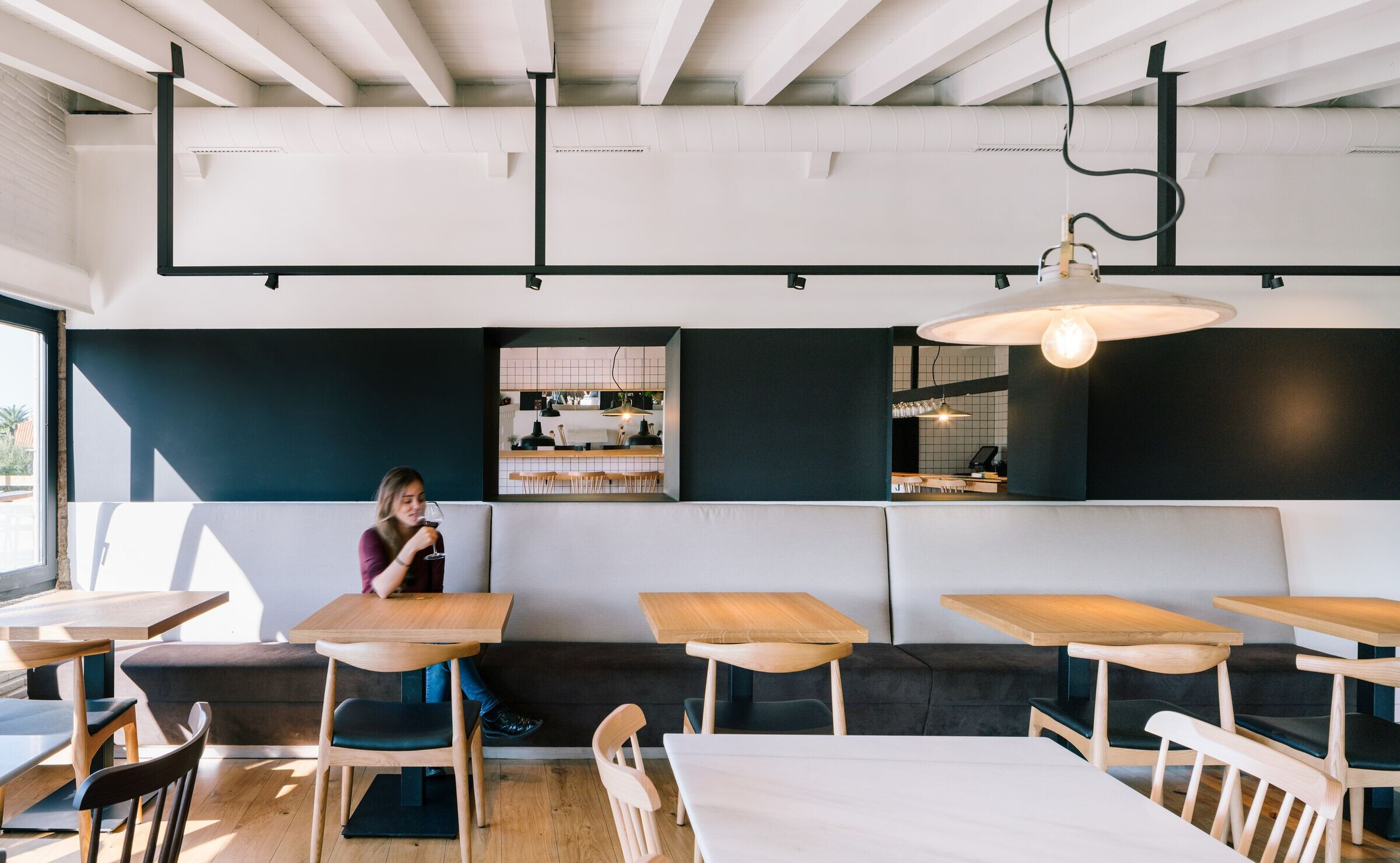 西班牙海岸小村中的现代美食餐厅-26