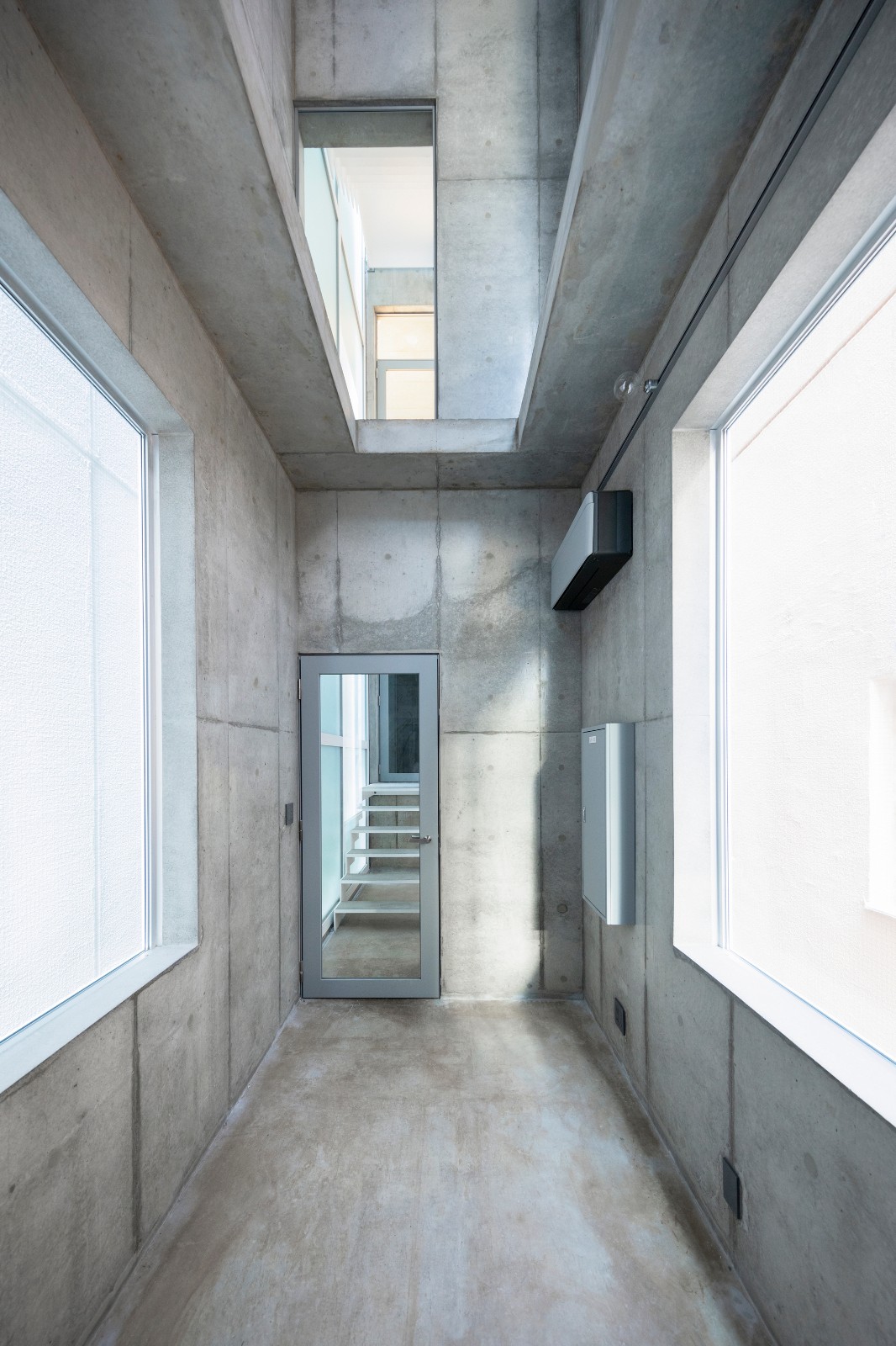 东京银座极简住宅,巷弄间的天空之光-20