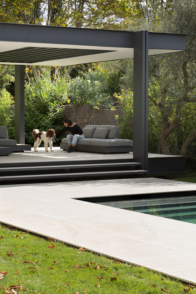 公园旁的黑色金属盒子——法国 Montpellier CTN House-32