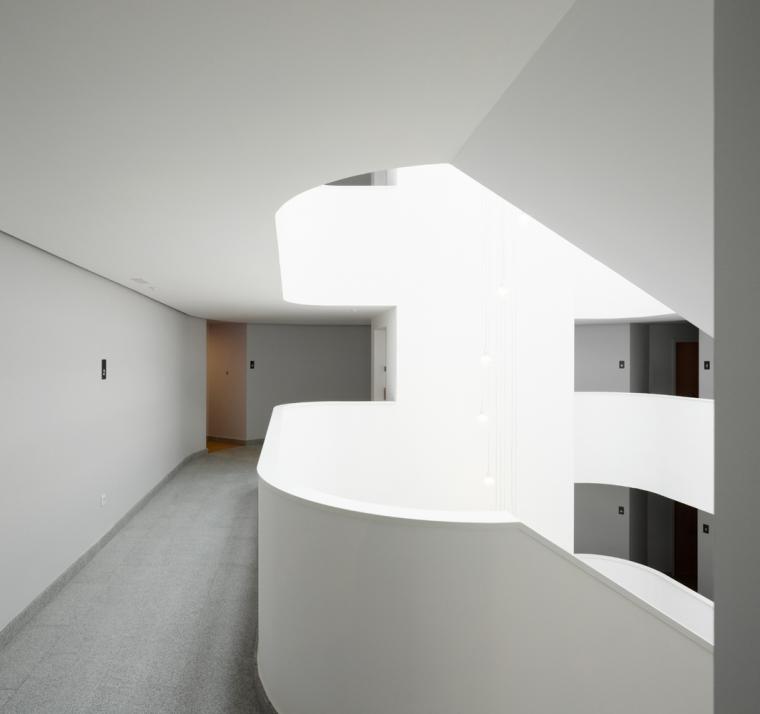 西班牙 58 VPO Torresolo 公寓楼——白色砖块与暗黑色铝材的现代居住建筑-31