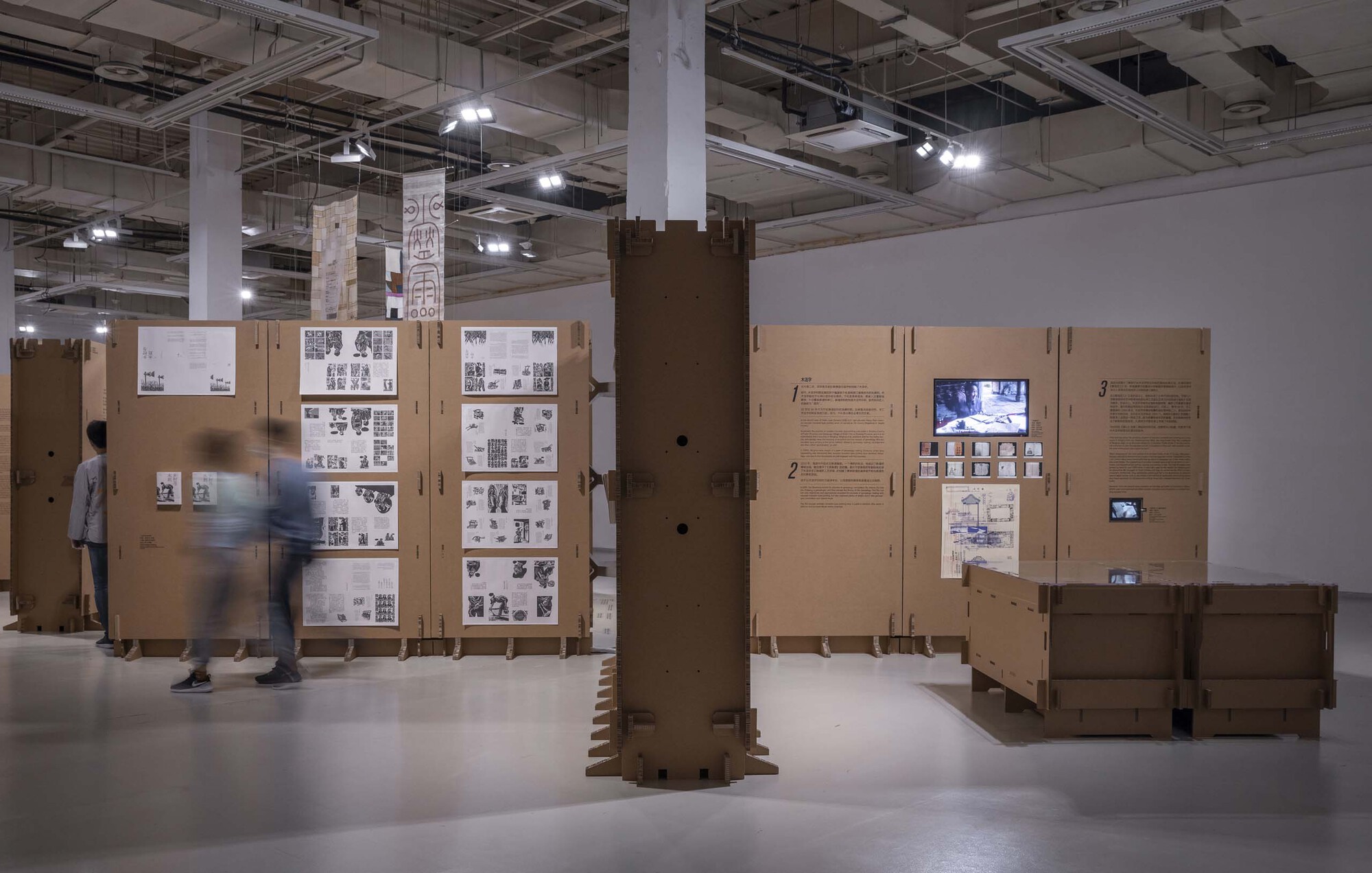 Exhibition Space Formed by Corrugated Cardboards / LUO studio-50