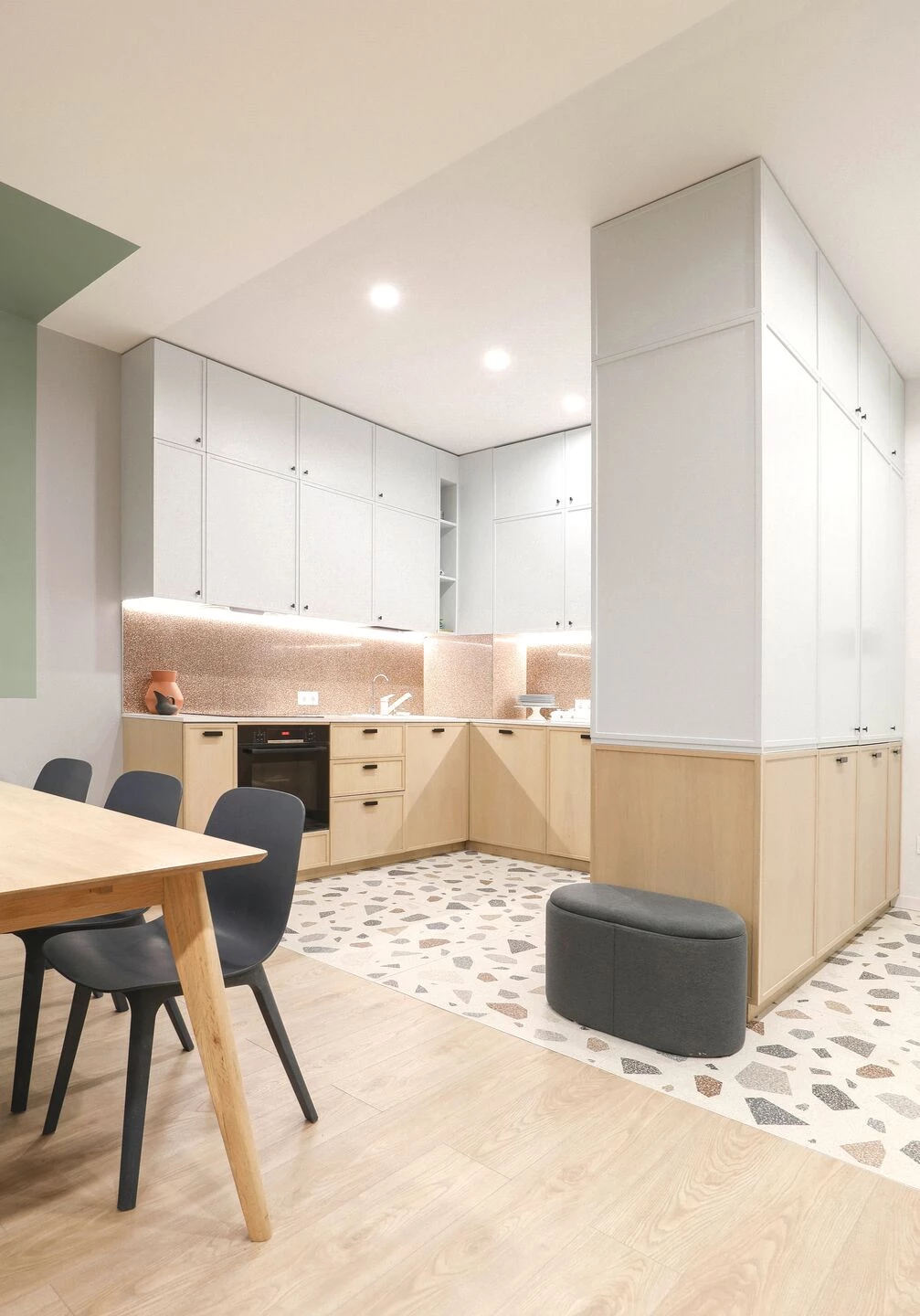 色彩项目 · 充满艺术气息的 2021 年家庭公寓设计丨保加利亚布尔加斯丨Think Forward-8