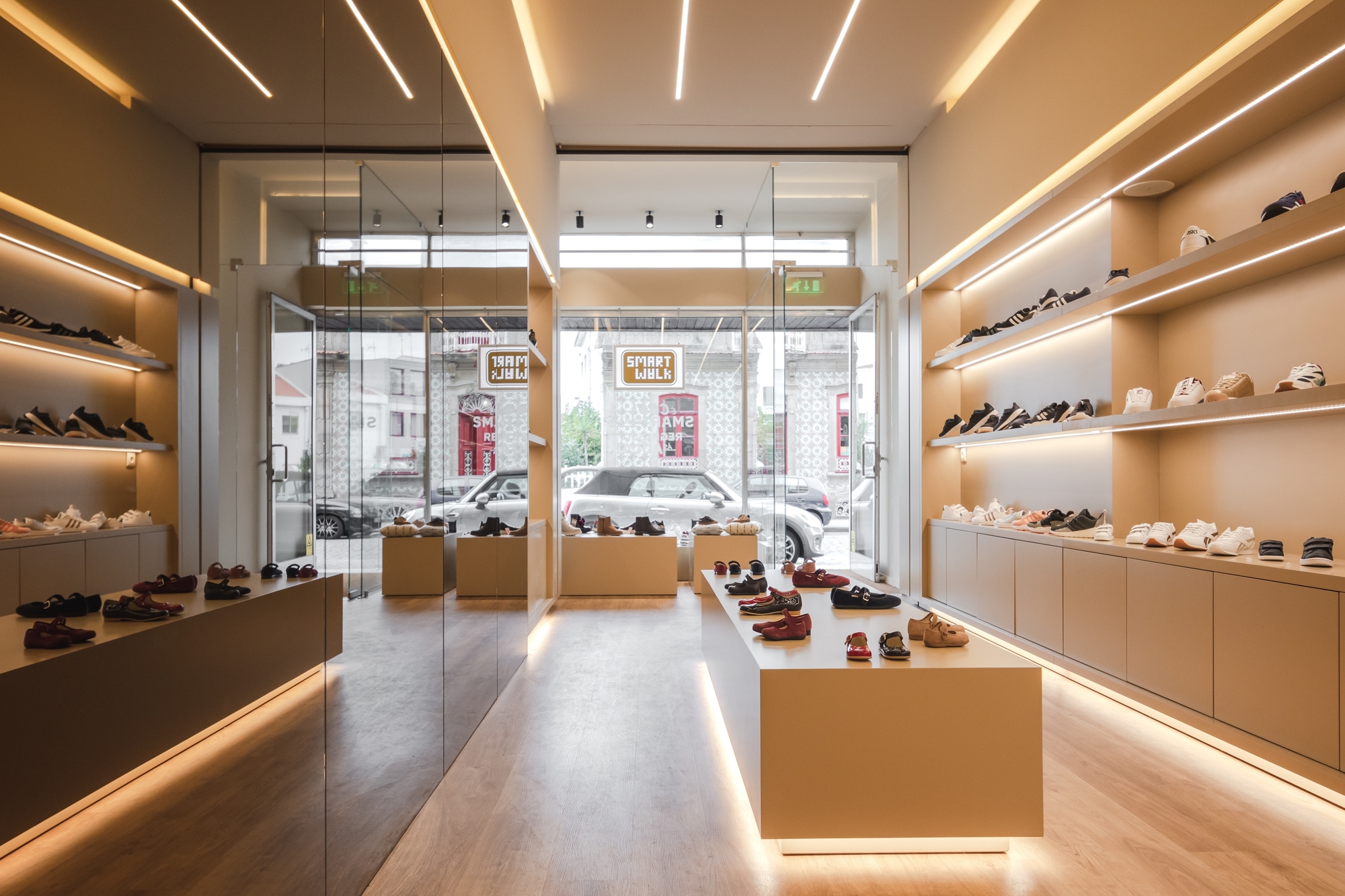 葡萄牙 Vila Conde 鞋店 | 简约设计展现空间魅力-13