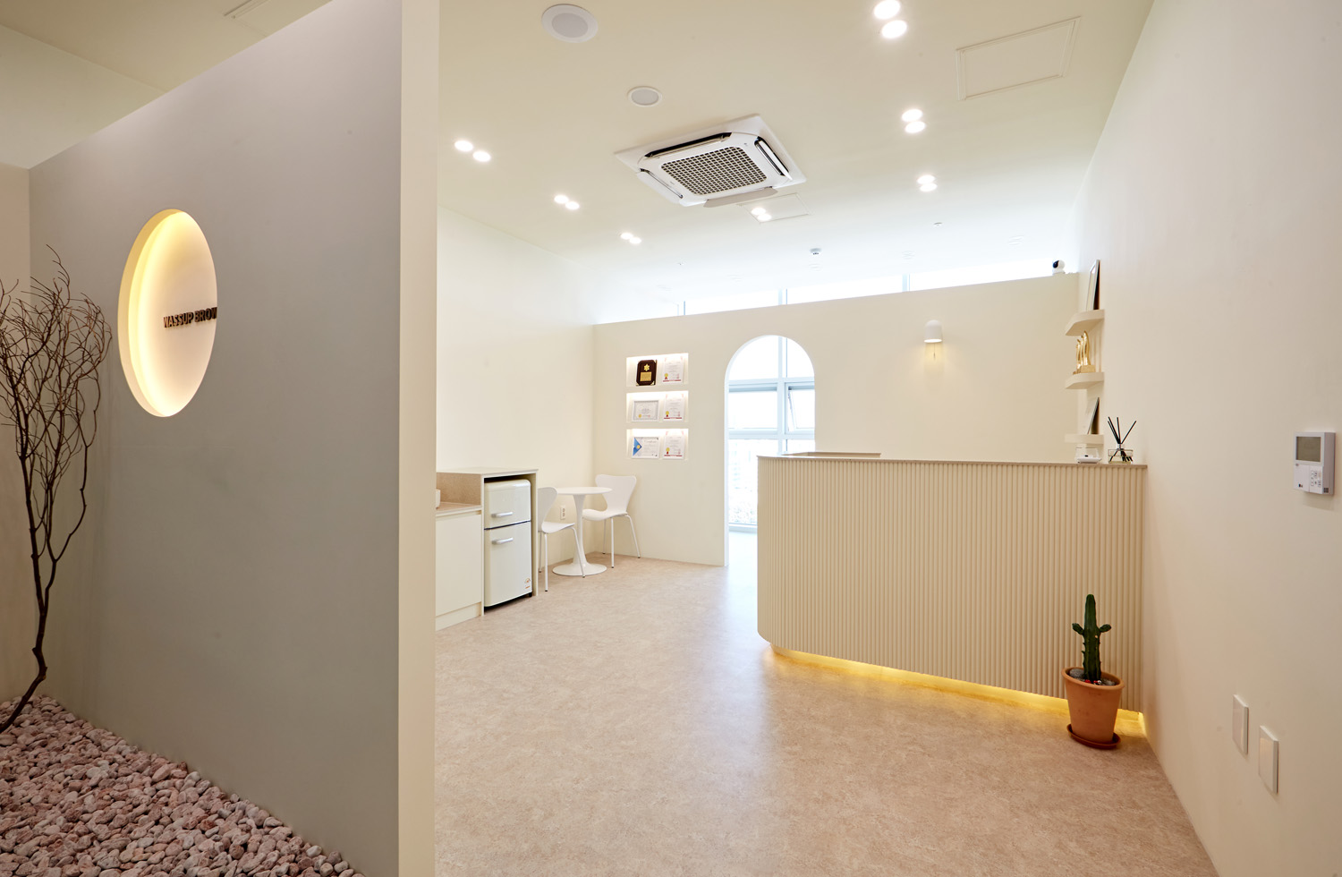 白色与混凝土的完美融合 | 9 坪小空间的精致室内设计-2