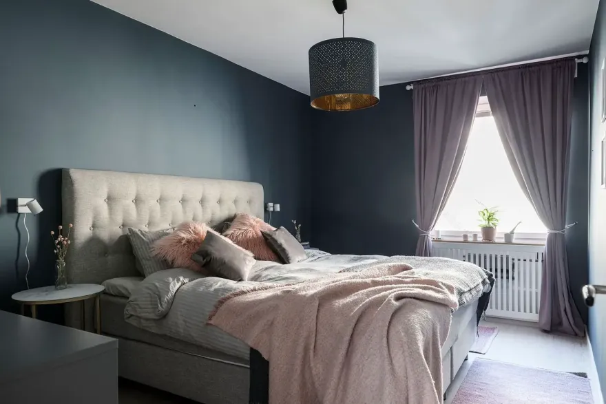 60 年代瑞典公寓里的深色 velvet sofa 和 Scandinavian 设计-16