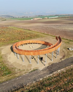 漫步葡萄园之上的圆形观景台（The Walk Above the Vineyards）