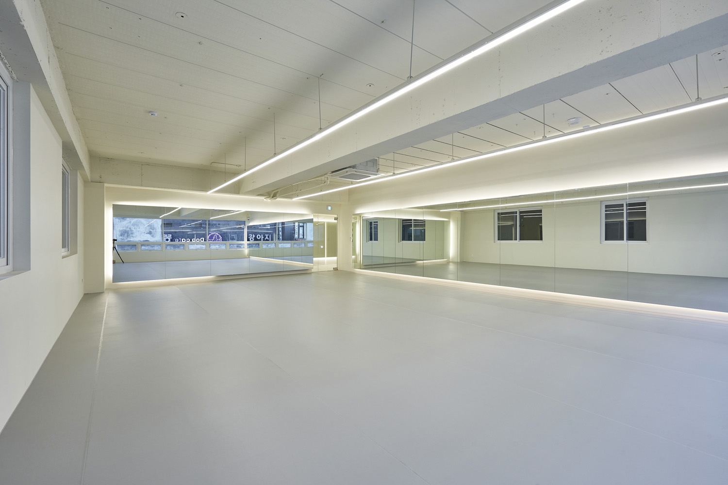 白色典雅，140 平米办公室与公寓的精致设计-32