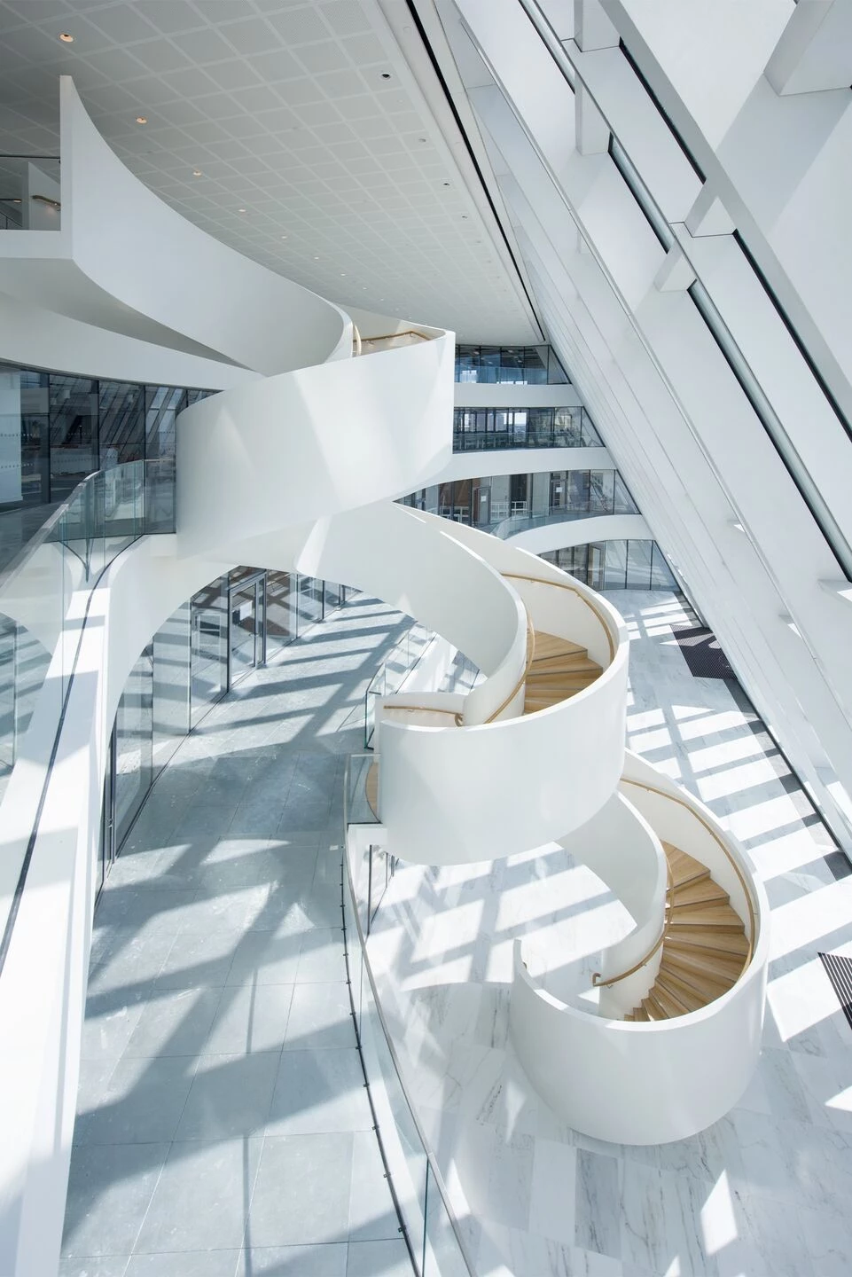 伦敦 Société Générale 总部“银带”楼梯设计丨英国伦敦-29