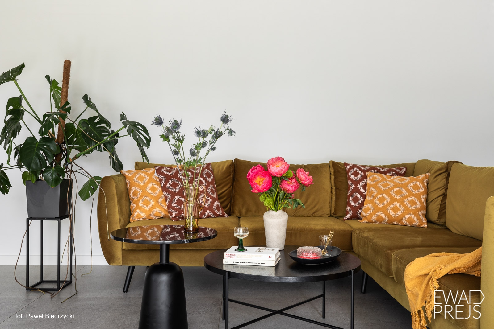 Interior in Mikołów - raw minimalism vs warm coziness-8