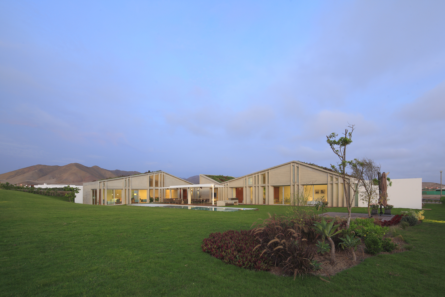 沙漠山丘中的 MW House | 绿意盎然、环境对话的休闲住宅-42