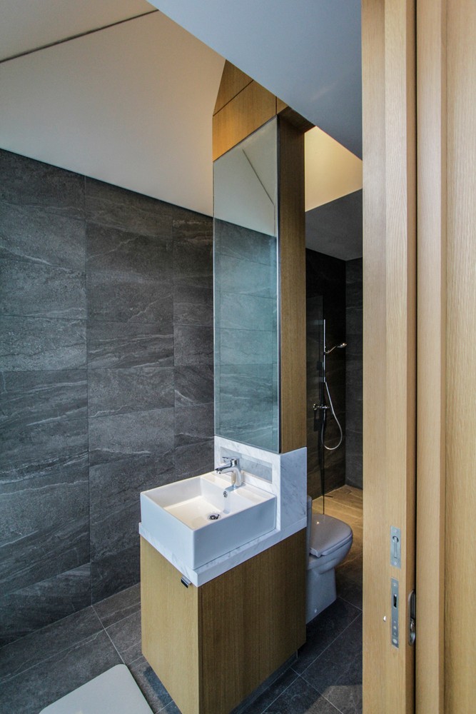 新加坡楔形屋顶混凝土住宅-24