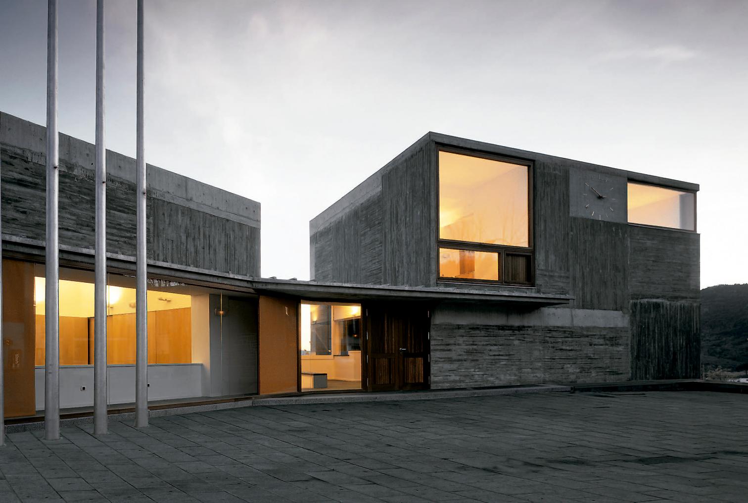 Valdemaqueda 市政厅 | 混凝土结构与环境的和谐共生-17