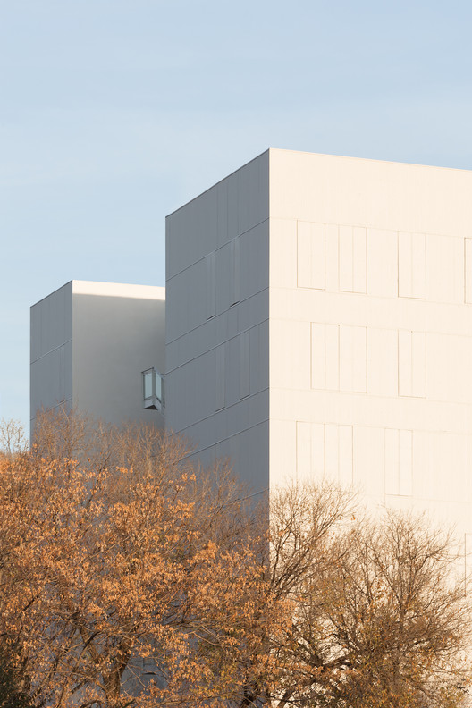 Madrid Adelfas 98 绿色住宅大楼，双体积设计优化自然光-25