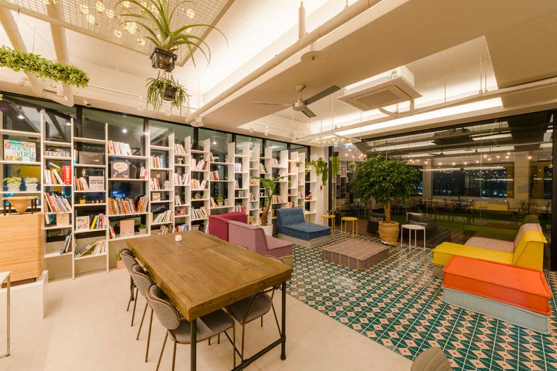 彩色点睛的北欧风格咖啡厅与 loop top 休闲空间-14