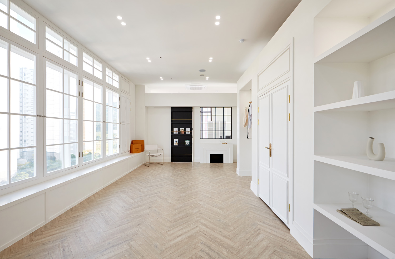 白色调办公空间，极简主义的完美诠释-2