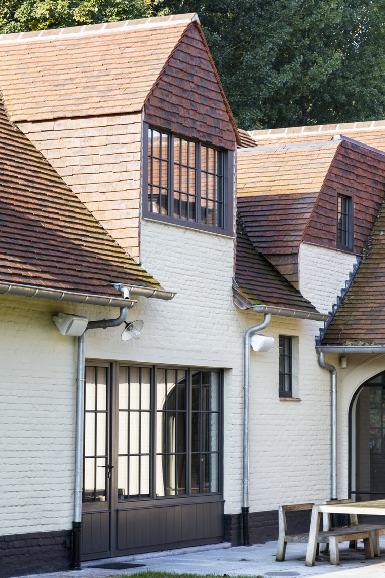 Landelijke villa met authentieke houten ramen en deuren-4