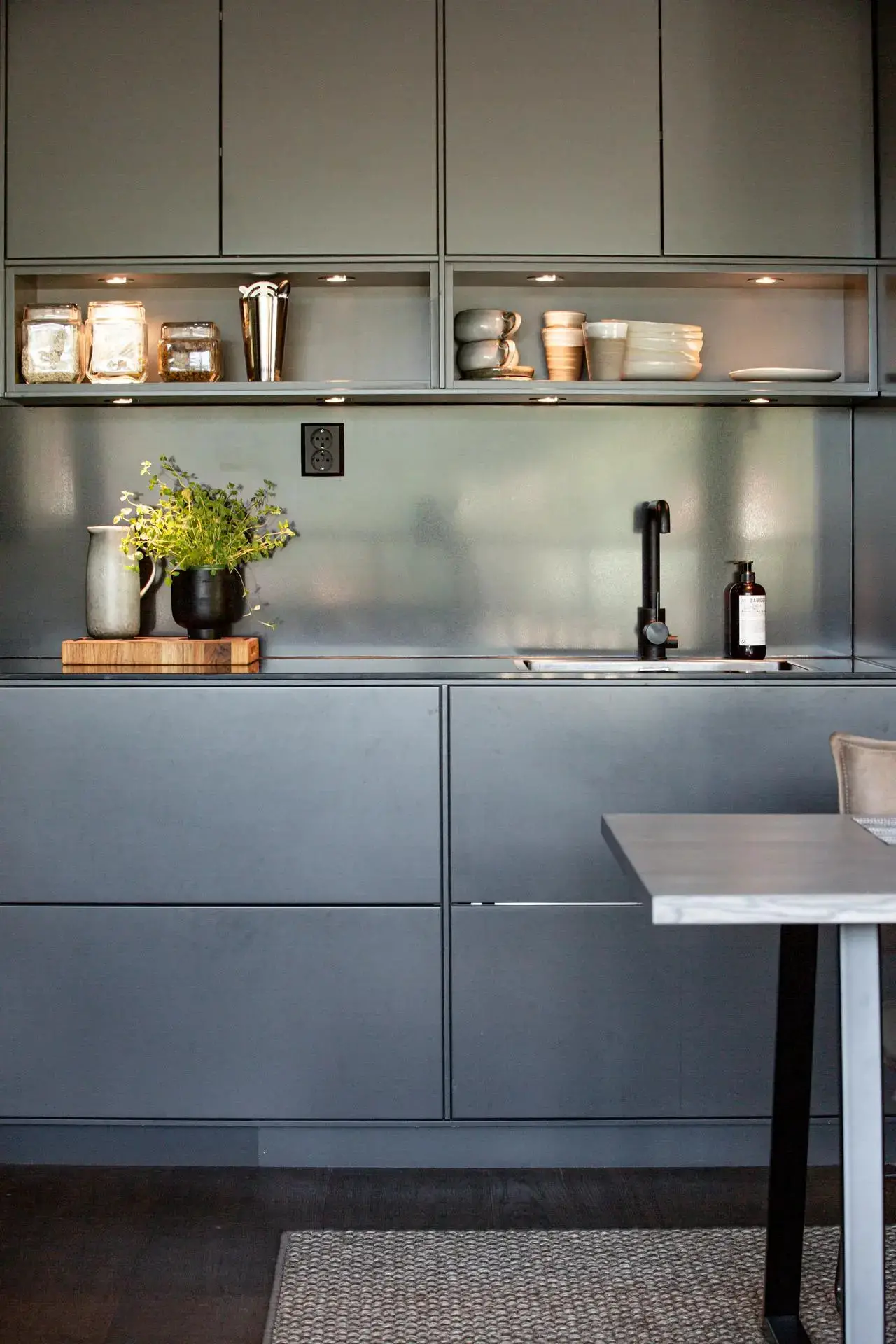 瑞典 63m2 小户型公寓的暗色调设计魅力-8