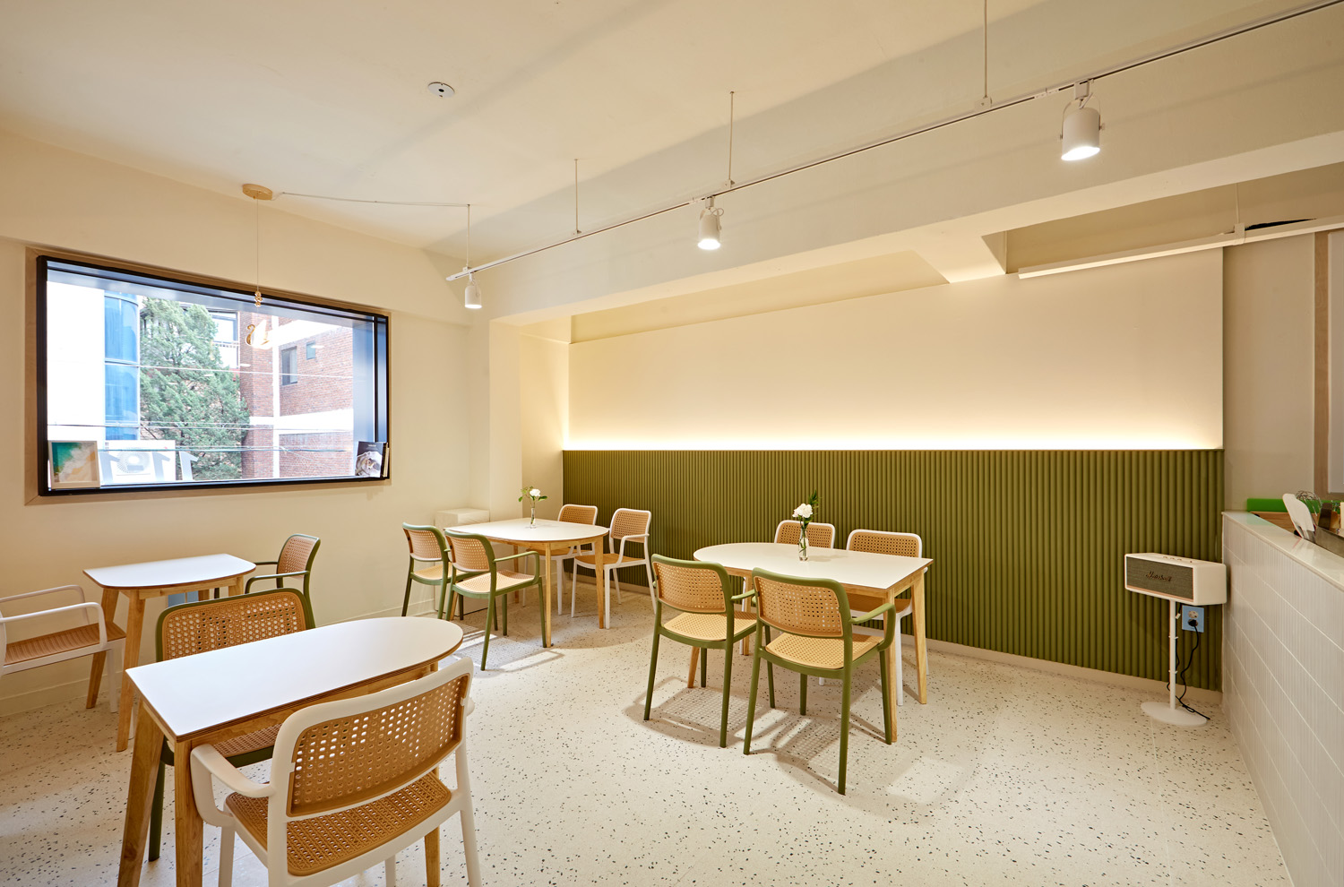 白色与木色 | 20 平米小空间的极简设计魅力-11