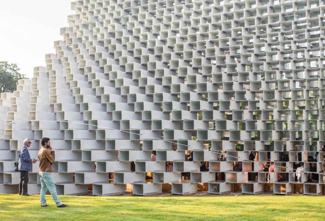 伦敦蛇形展馆"解构"之墙-15