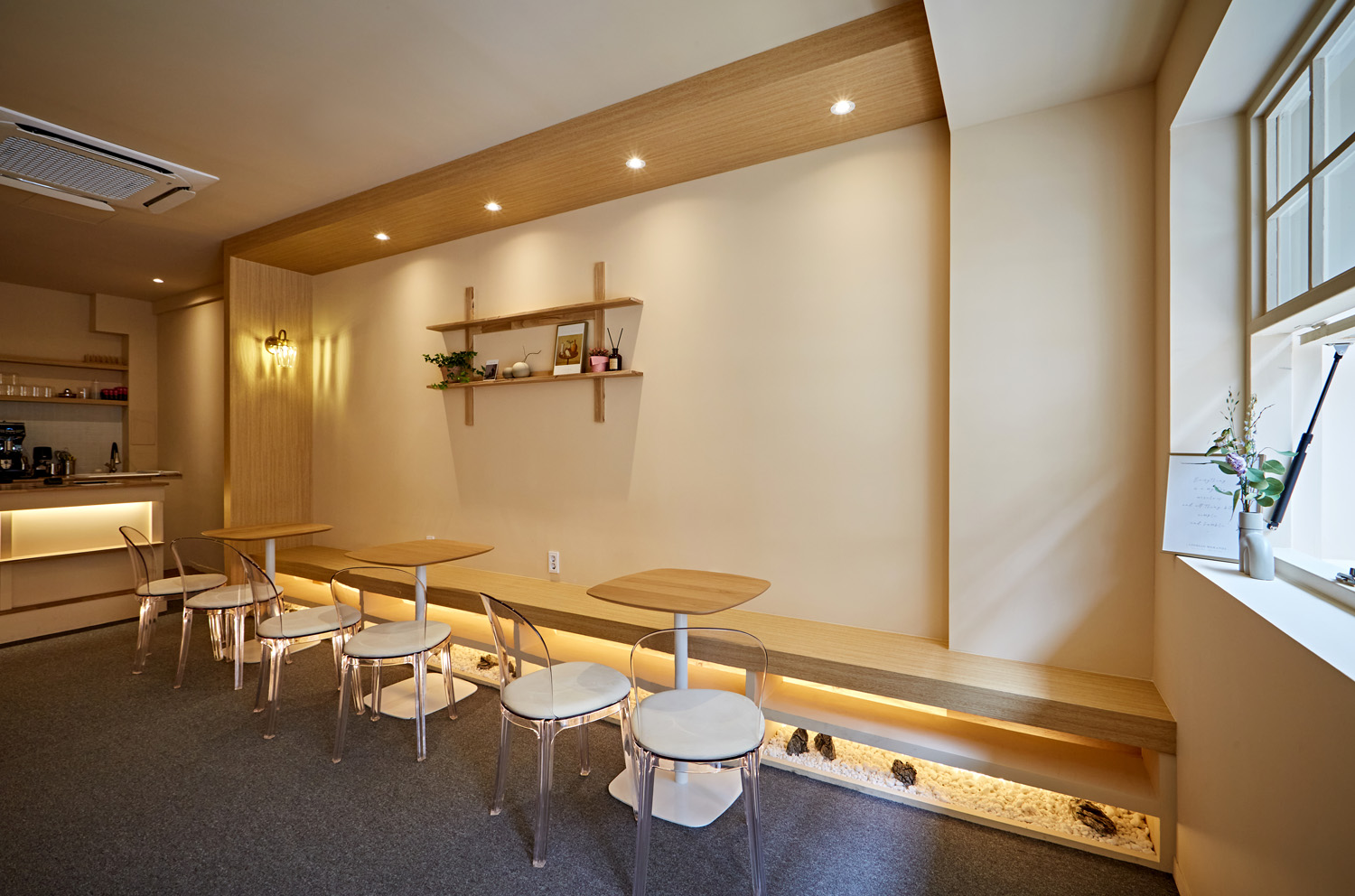 13 坪天安咖啡馆 | 明亮温馨的白色&木质空间-6