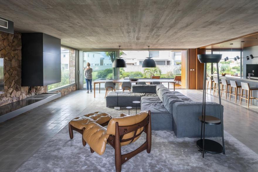 巴西 Pelotas 现代住宅 | 混凝土、木头和玻璃的完美融合-14