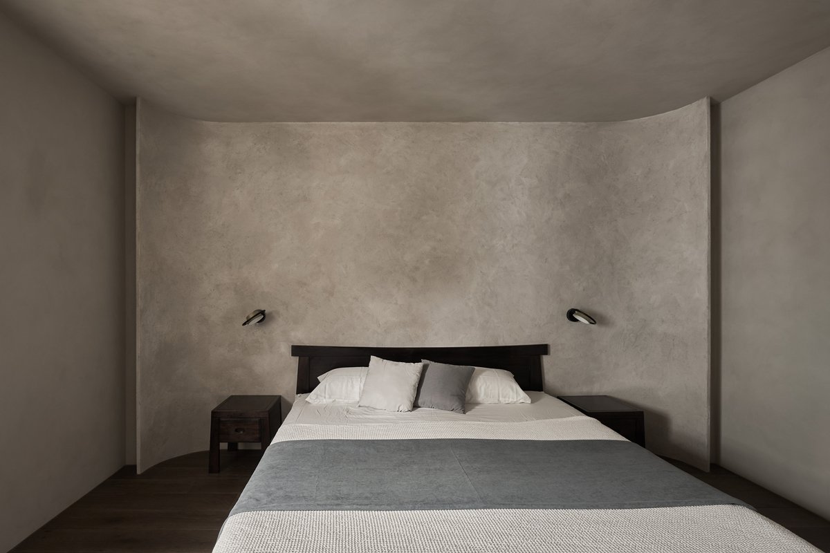 「最深的寧靜來自空無的頓悟」以光重構家居感官深度，安然庇護人們思緒和情感寄託的複層居宅 — Hey!Cheese-20