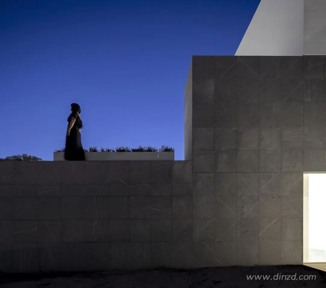 白色极简，融入自然的住宅设计-90