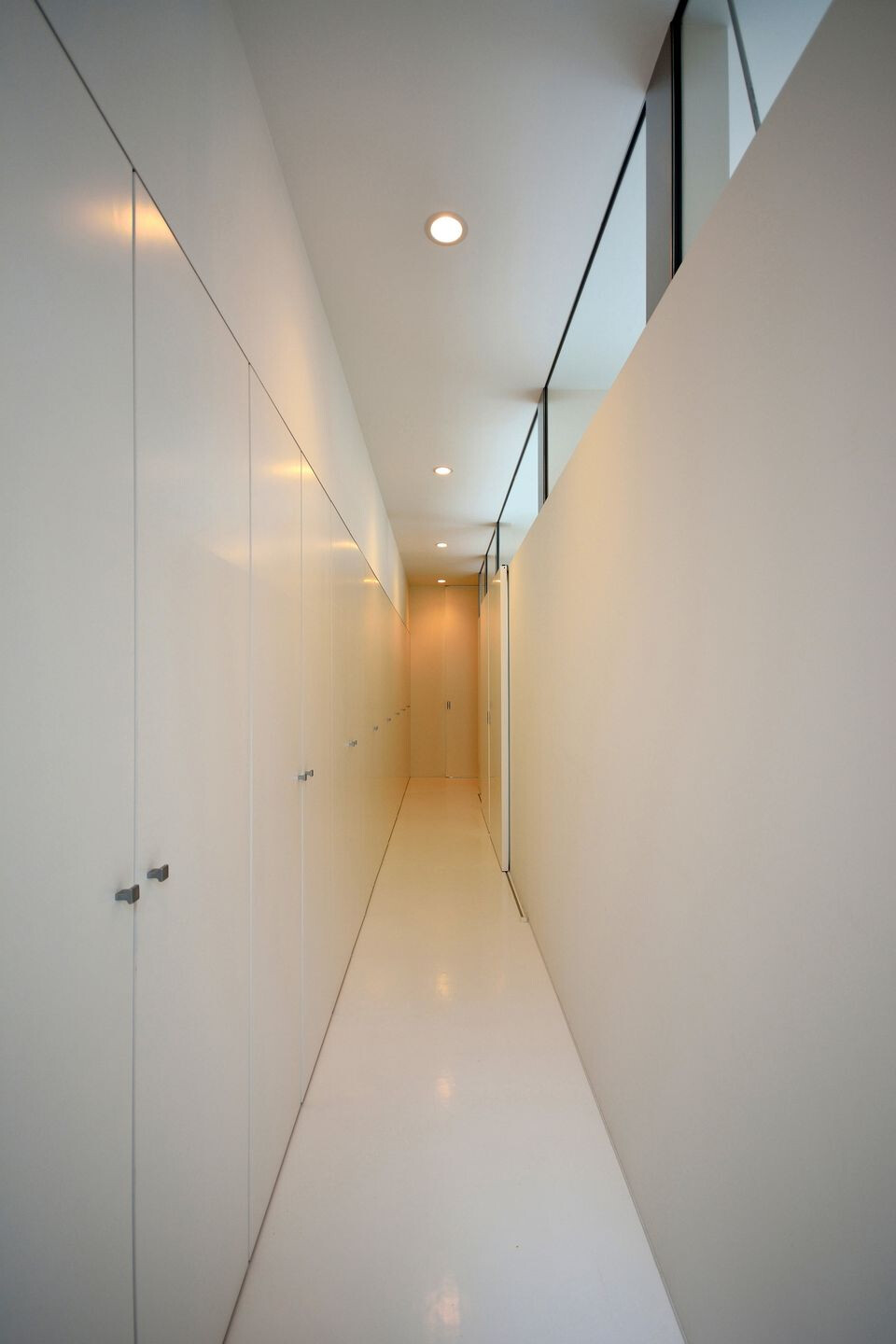 日本长型场地上的简约木质住宅-23