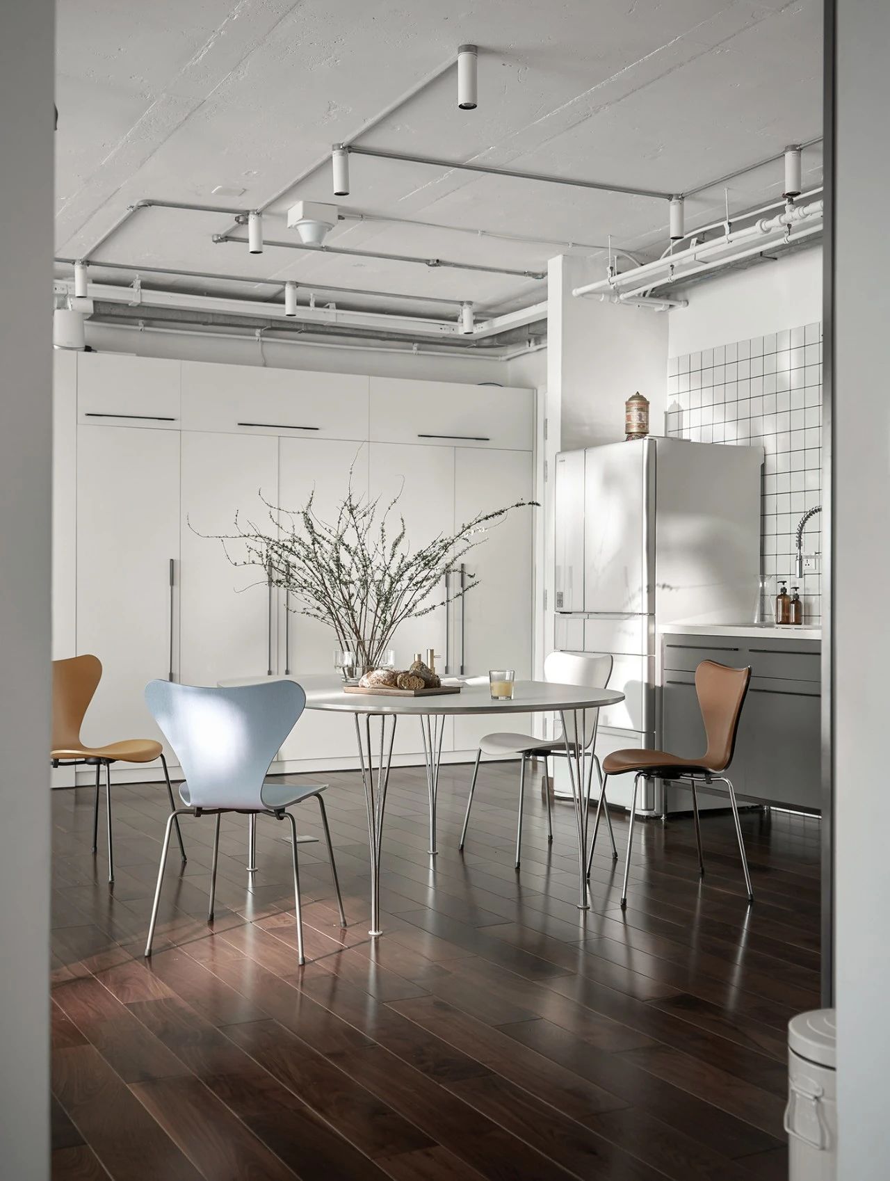 白色简约单身公寓室内设计丨注重人文情怀的现代室内设计社-11