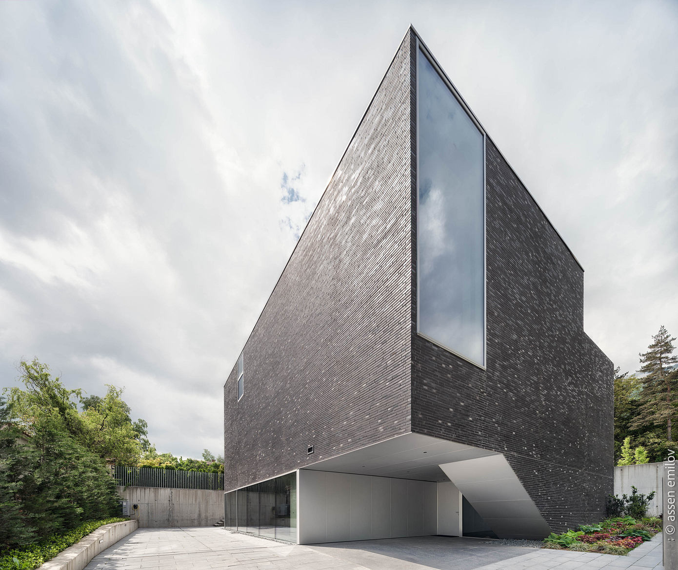 House 323: A Stepped Urban House Opening to Garden Light-6