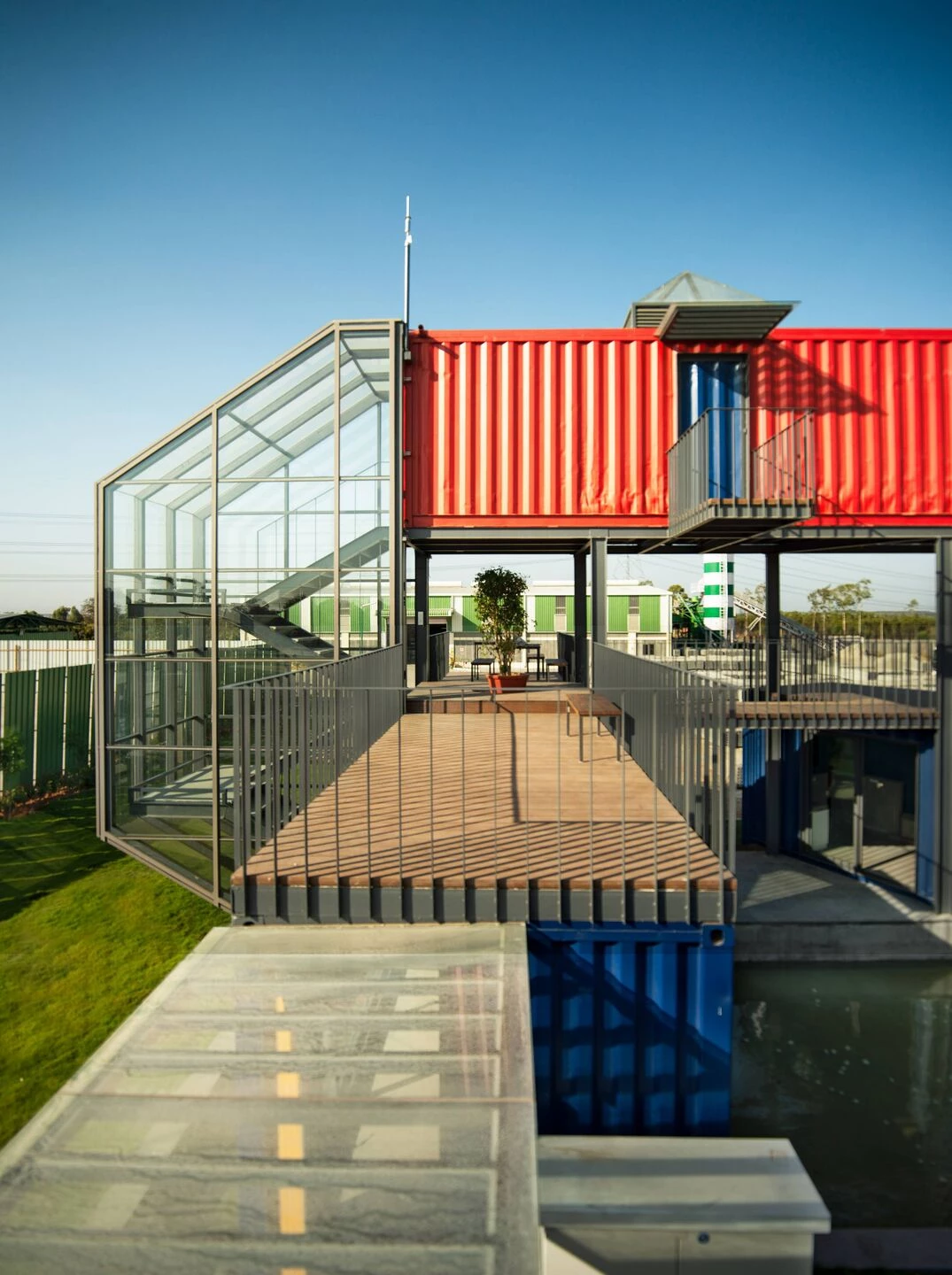缤纷集装箱里的绿色办公空间-19