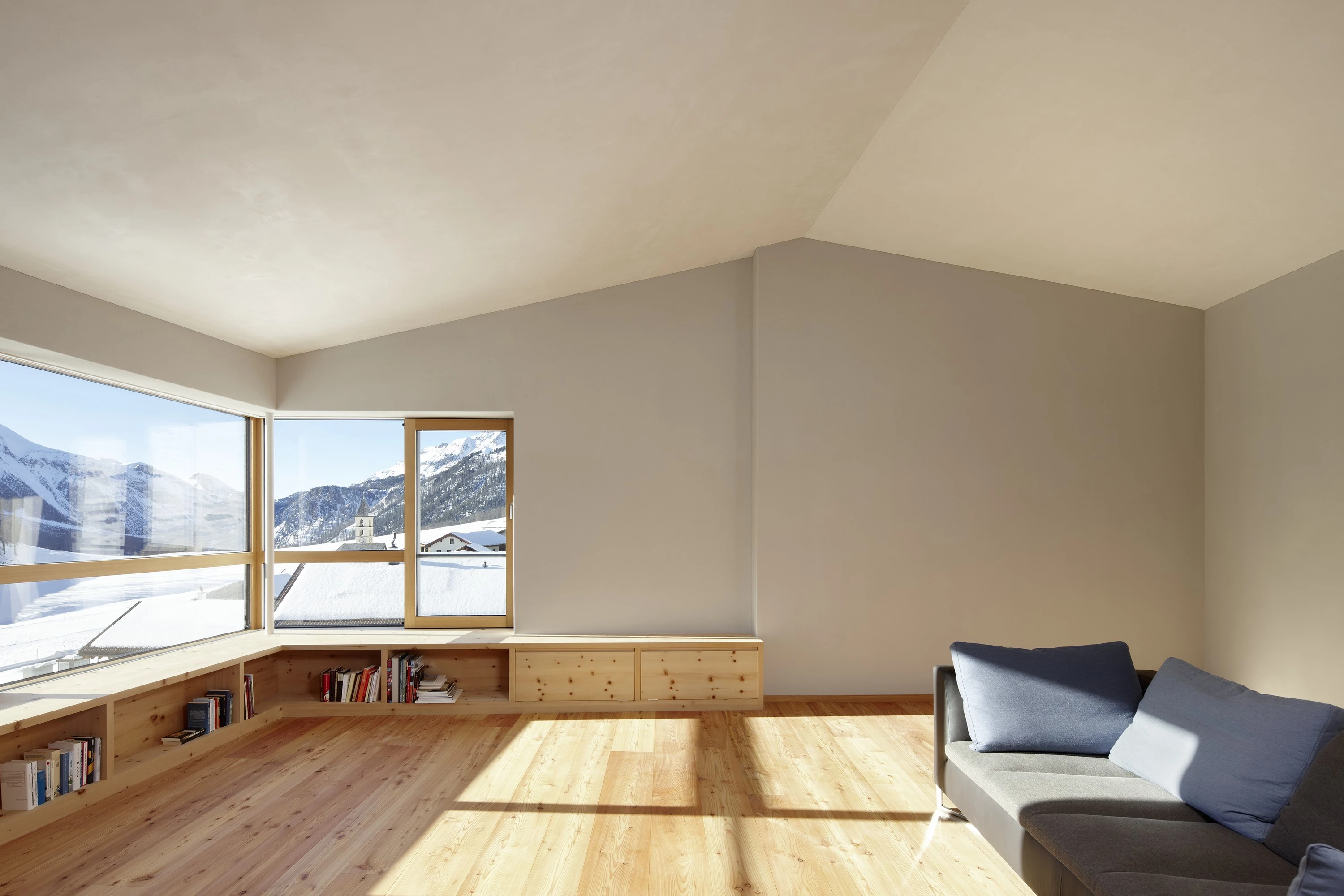 瑞士 Val Monastero 山间混凝土住宅,融入自然景观-18