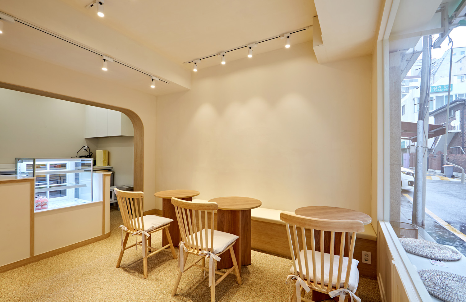 白色与木质，打造 10 平米精致空间-5