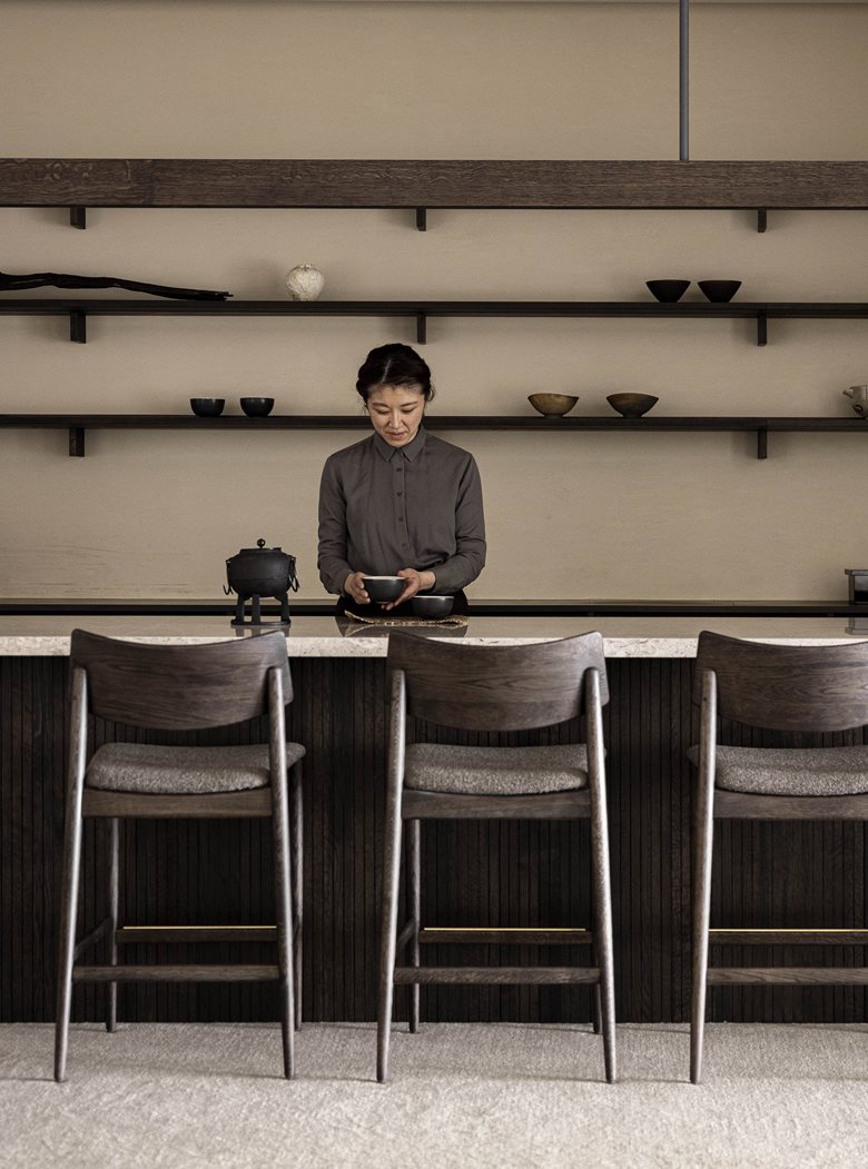 传统现代文化结合的japandi风酒店顶楼寿司餐厅和水疗中心设计-21